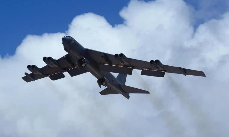 Βομβαρδιστικά B-52 προσεγγίζουν για προσγείωση (βίντεο)